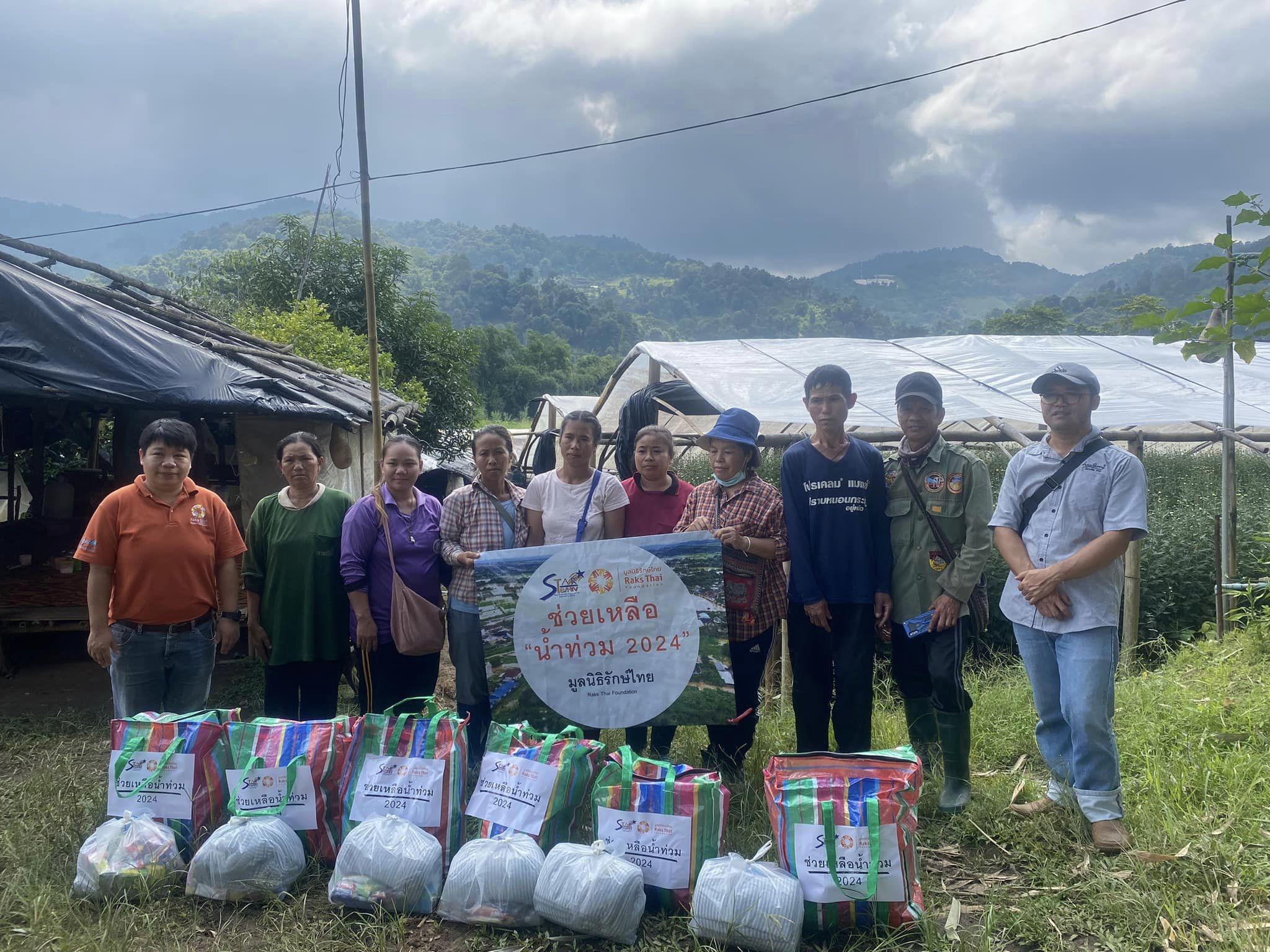 Raks Thai Foundation and MAP Foundation contributed survival bags to agriculture migrants who affected flooding at Pong Yaing